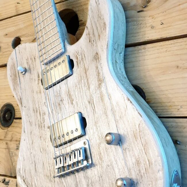 Guitare de couleur blanche de type télécaster fabriquée par le luthier.
