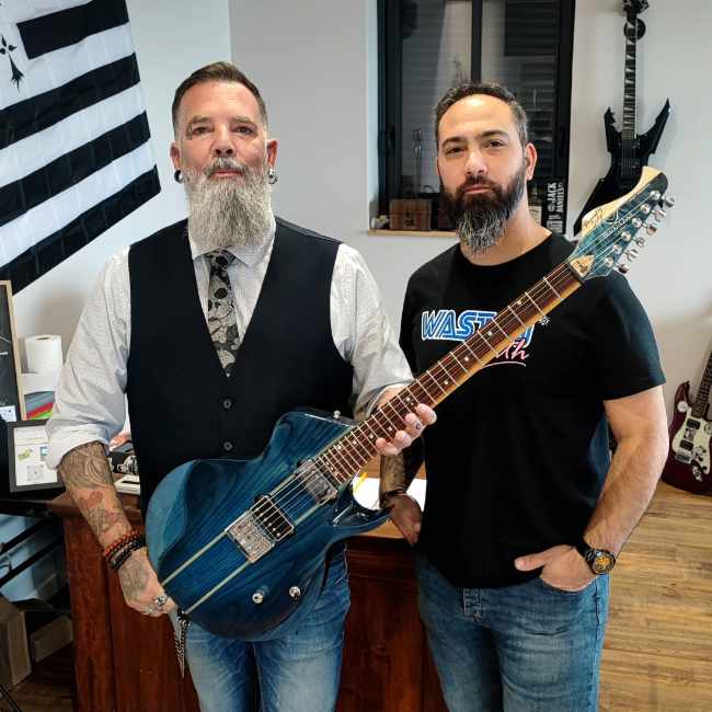 Résultat d’un stage de lutherie : guitare électrique artisanale terminée et présentée dans l’atelier.